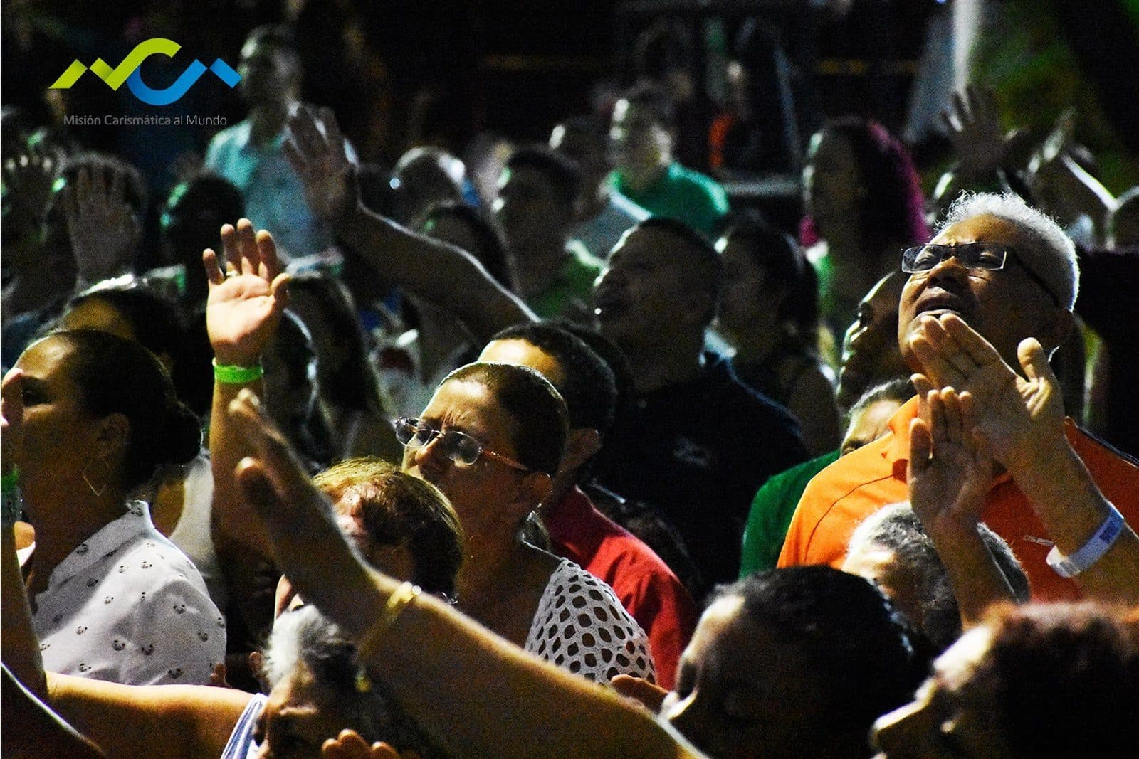 Personas adorando a Dios con las manos en alto